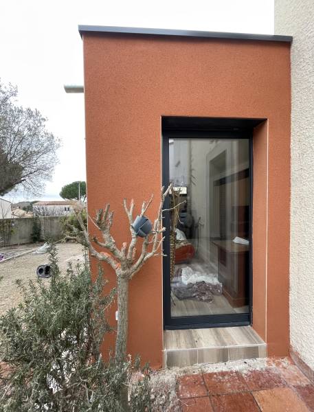 Extension de maison réalisé à Calvisson dans le secteur Nîmes Vaunage dans le Gard 30  par  Maison Loucassie 