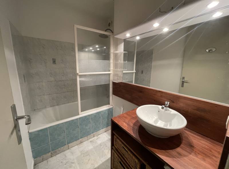 Maison Loucassie rénovation d'une salle de bain  à Aureillac aux alentours d'Uzès dans le Gard 30.