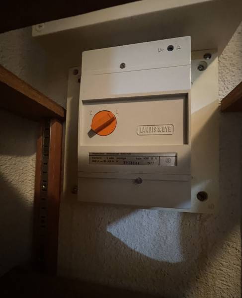 Pose d'un compteur électrique à Saint Etiennes du Grès dans le secteur des Alpilles proche d'Arles.