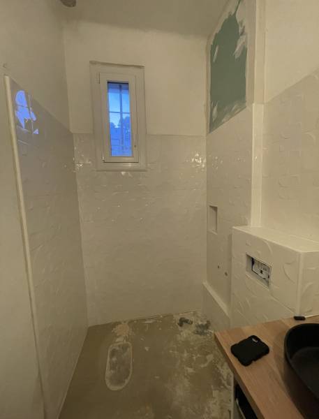Pose du carrelage dans une rénovation de salle de bain à Cabrières aux alentours de Poulx dans le Gard 30  