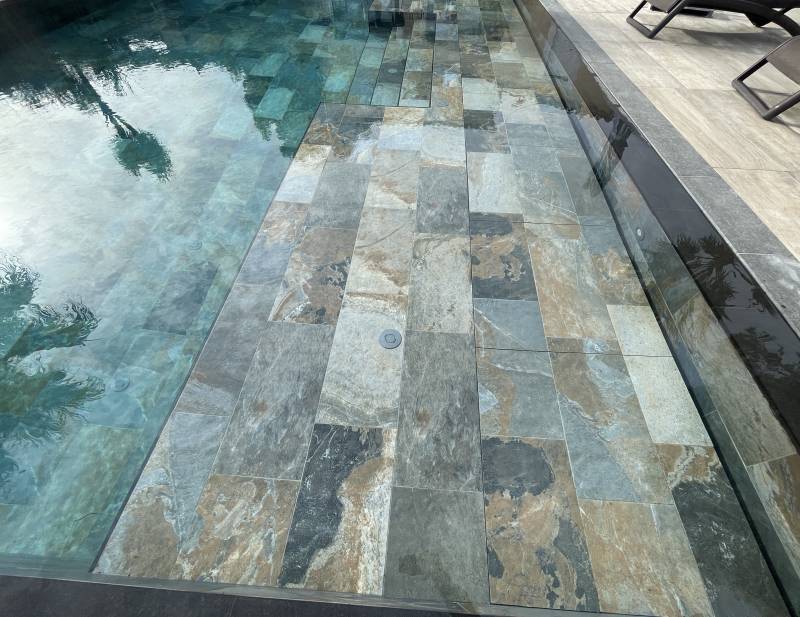 Construction d'une piscine avec plage immergée et carrelage imitation Bali à Saint  Siffret proche d'Uzès dans le Gard 30