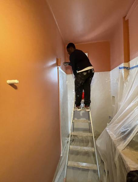 Pose de la peinture dans la rénovation d'une salle de bain à Cabrières aux alentours de Poulx dans le Gard 30 