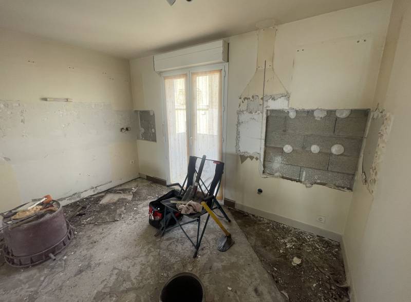 Démolition d'une cuisine dans une rénovation globale de maison à Clarensac  dans le secteur Nîmes Vaunage dans le Gard 30