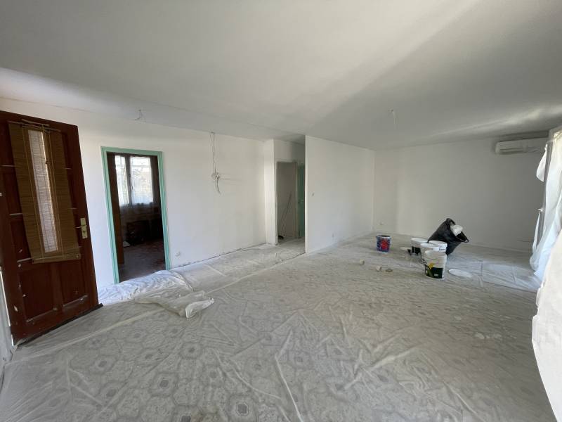 Projet de rénovation du sol d'une pièce à vivre avec pose de sol stratifié à Congénies dans le secteur Nîmes Vunage