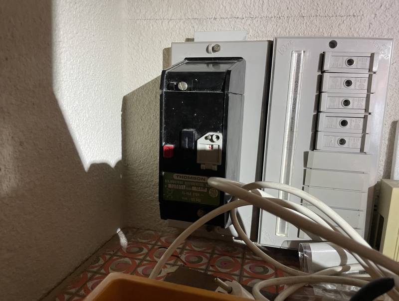 Suite à l'installation de climatiseurs la demande en électricité à augmenté : changement du disjoncteur à Bouillargues proche de Nîmes dans le Gard 30
