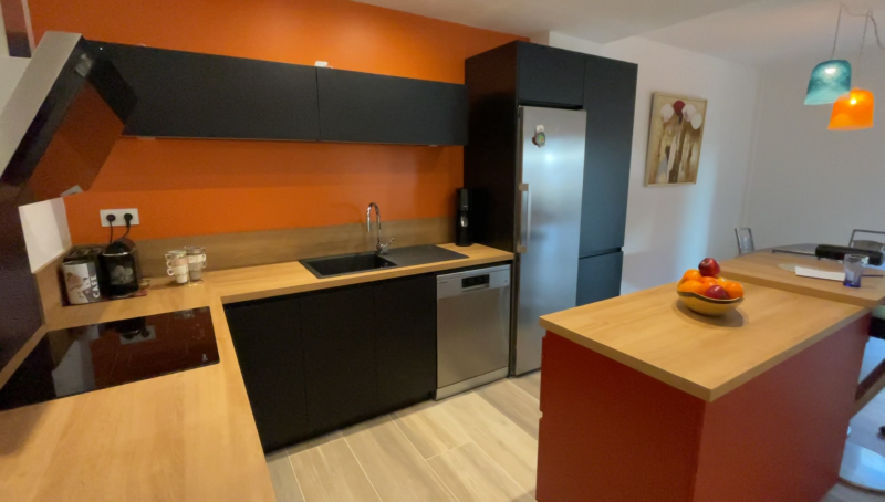 Pose d'une cuisine équipée dans une rénovation globale de maison à Mouries dans le secteur des Alpilles proche d'Arles
