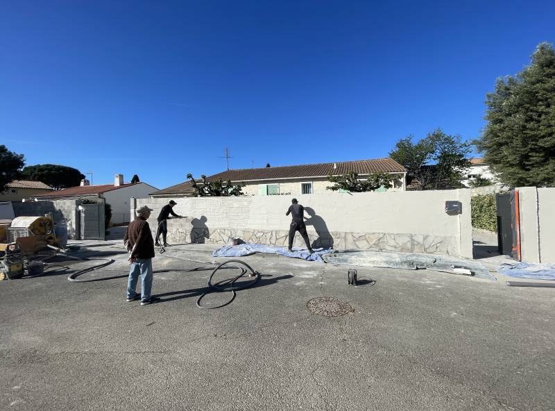 Rénovation de la façade d'un mur de clôture à Marguerittes aux alentours de Nîmes dans le Gard 30