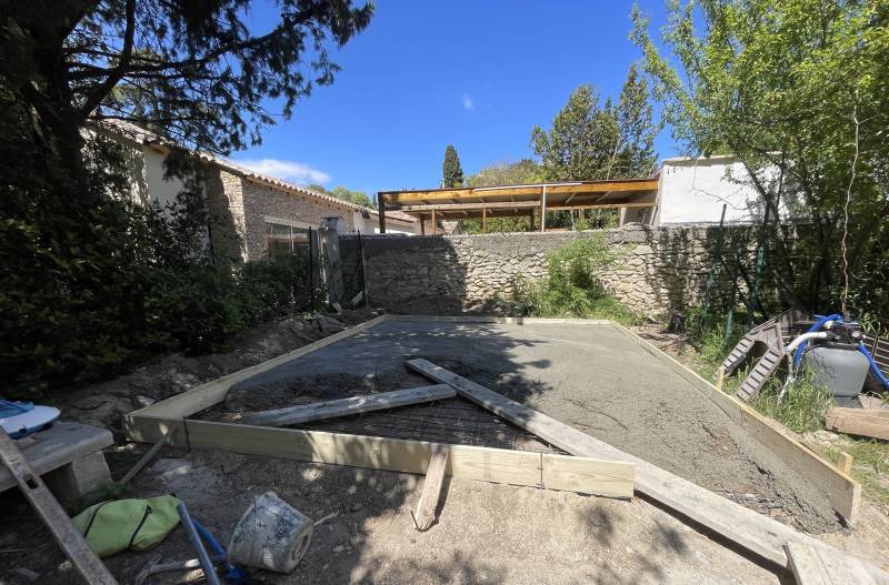 Construction d'une dalle en béton pour une piscine à Aubais proche de Sommière dans le Gard 30