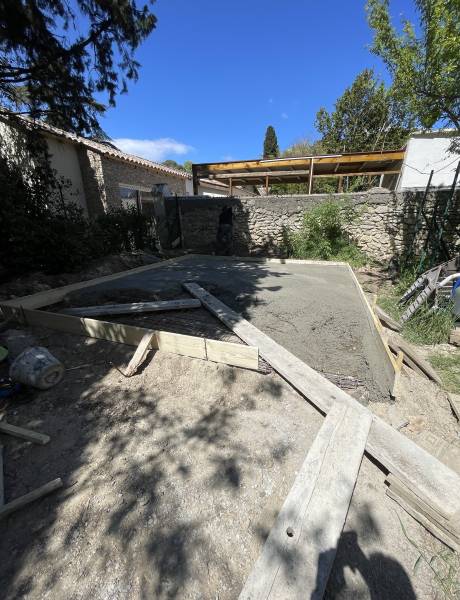Dalle en béton pour une piscine par Maison Loucassie à Villevieille proche de Sommière dans le Gard 30