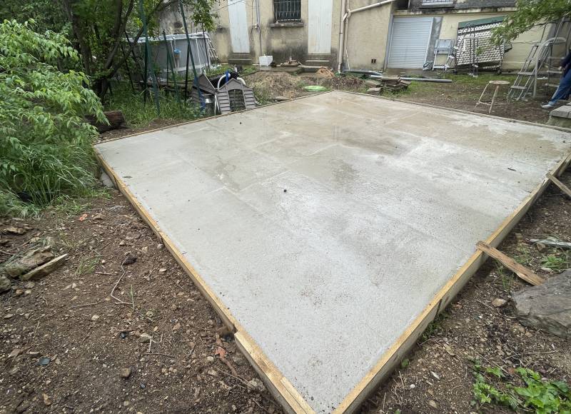 Construction d'une dalle en béton par Maison Loucassie à Saussines proche de Sommière dans le Gard 30
