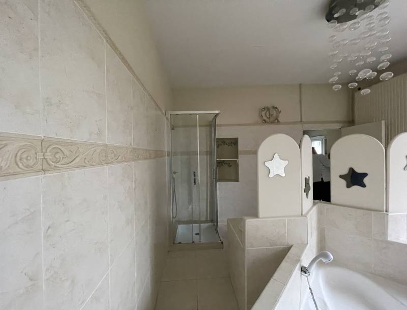 Projet de remplacement de la douche par une douche à l'italienne avec ciel  de pluie et douchette à Bouillargues à proximité de Sommière dans le Gard