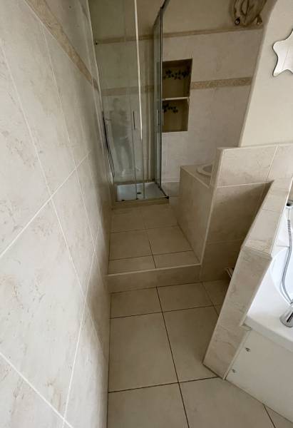 Projet de remise à niveau du sol d'une salle de bain à Bouillargues aux alentours de Sommière dans le Gard