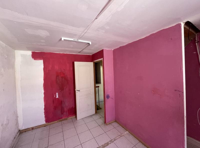 Rénovation de la peinture d'une chambre parentale à Langlade dans le secteur Nîmes Vaunage dans le Gard 30  