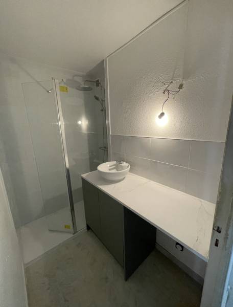 Maison Loucassie rénovation d'une salle de bain à St Quentin la poterie aux alentours d'Uzès dans le Gard 30.