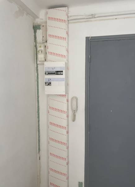 Rénovation d'appartement : pose d'une goulotte à  Saint  Rémy de Provence dans le secteur des Alpilles proche d'Arles.