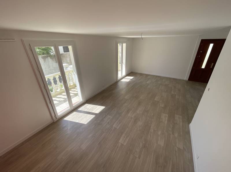 Rénovation du sol de la pièce à vivre par Maison Loucassie à Nîmes dans le Gard 30 