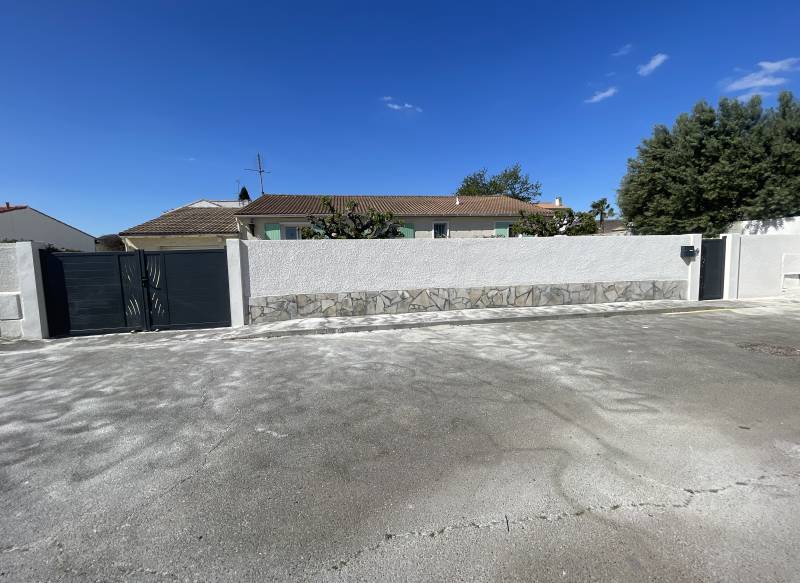 Rénovation mur de clôture et ravalement de façade par Maison Loucassie à Bellegarde à proximité de Nîmes dans le Gard 30 