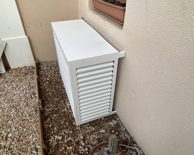 Projet pose de climatisation réversible : pose du cache extérieur à Garons dans le Gard proche de Nîmes