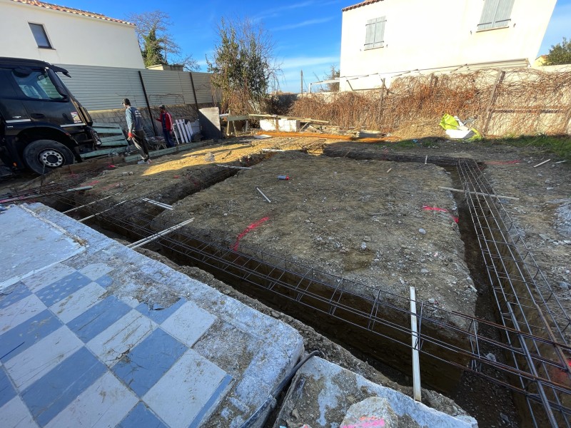 Constructeur de maison neuve, mise en œuvre du ferraillage pour fondations à Nîmes dans le Gard.