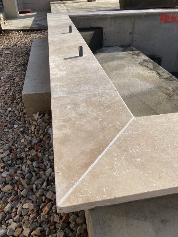 Pose de margelles travertin 61*33*3cm mesurant 6m*3m proche D’Alès à Saint-Jean-Du-Pin (30).