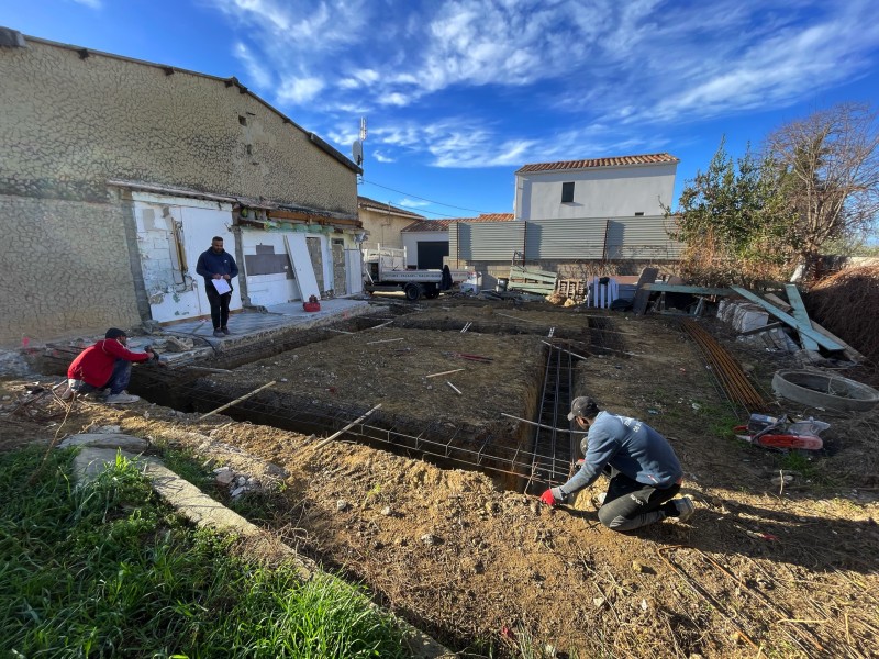 Constructeur de maison neuve, mise en œuvre du ferraillage pour fondations à Nîmes dans le Gard.