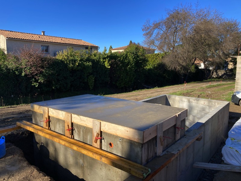 Construction d’une dalle béton pour un toit d’un local technique avec des hourdis en polystyrène à Roquemort  proche de Nîmes dans le Gard 30.