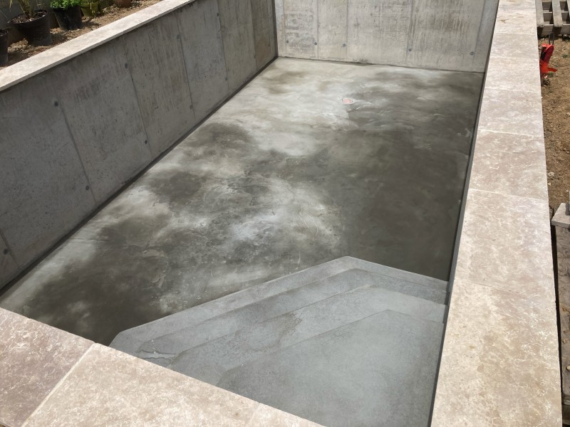 Mise en place d’un Enduit dans une piscine de 6,50m par 3,5m à St Quentin la Poterie proche d'Uzès dans le Gard.