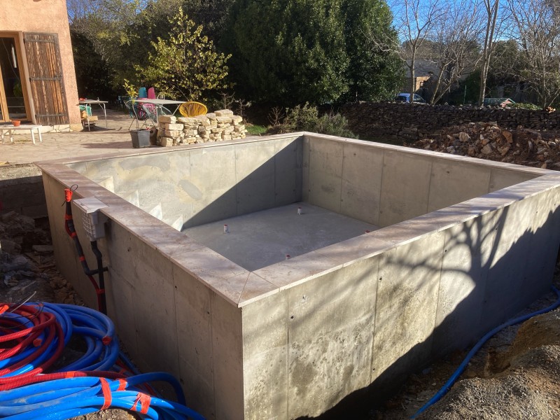 Construction d’une piscine monobloc en béton fibré vibré, de dimension 5 par 5m. Proche de Arles dans le Bouches-du-Rhône 13.