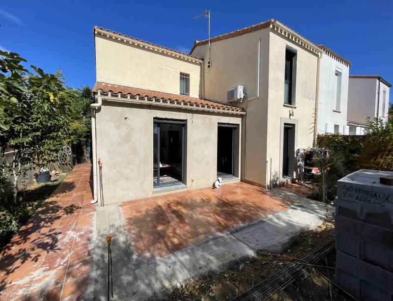 Démolition d'une terrasse pour une extension de maison à Clarensac dans le secteur Nîmes Vaunage dans le Gard 30  