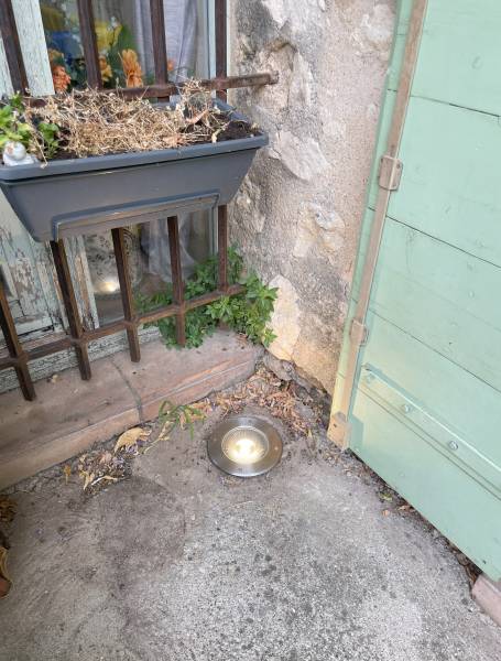 Pose d'un spot encastrable dans un jardin à Garon par Maison Loucassie dans le Gard proche de Nîmes