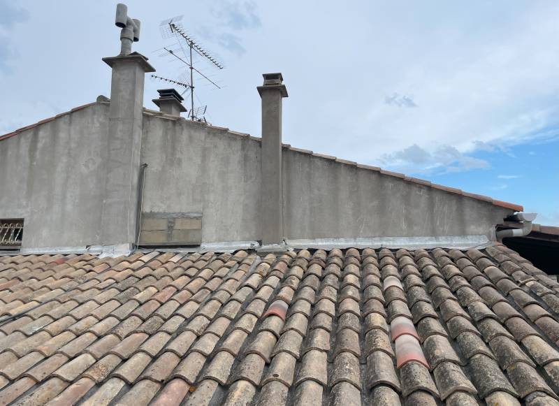 Changement des bandes de solins du faitage par Maison Loucassie suite à  un manque  d'isolation, réalisé  à Villevieille dans le Gard proche de Sommière 