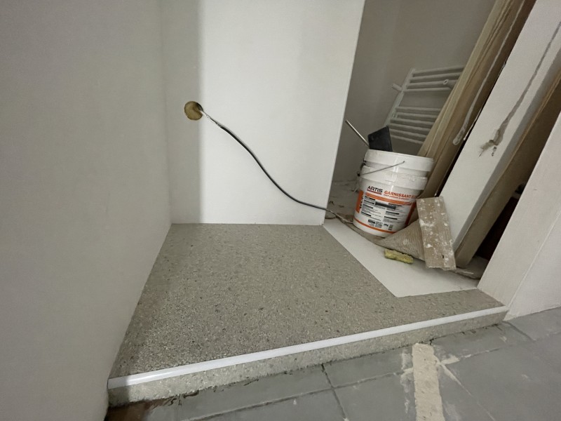 Devis avec une entreprise de rénovation, sol de douche avec résine de marbre à lattes près de Montpellier dans le 34.