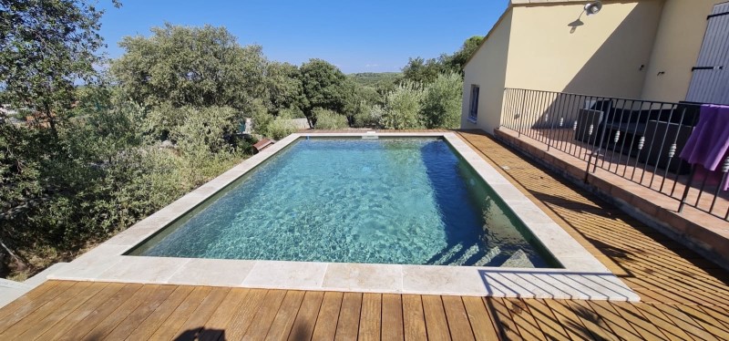 Construction de piscine avec aménagement d'une terasse en bois attenant à une maison neuve à Nîmes dans le Gard