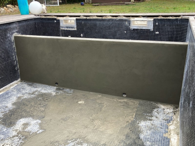 Construction et enduit weber dry d’un mur pour un bac volet d’une piscine en rénovation proche d’Uzes à Saint-Siffet dans le Gard (30).