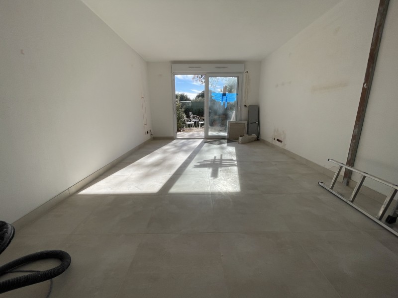 Rénovation de carrelage 60 x 60 dans une maison à Caveirac dans le Gard