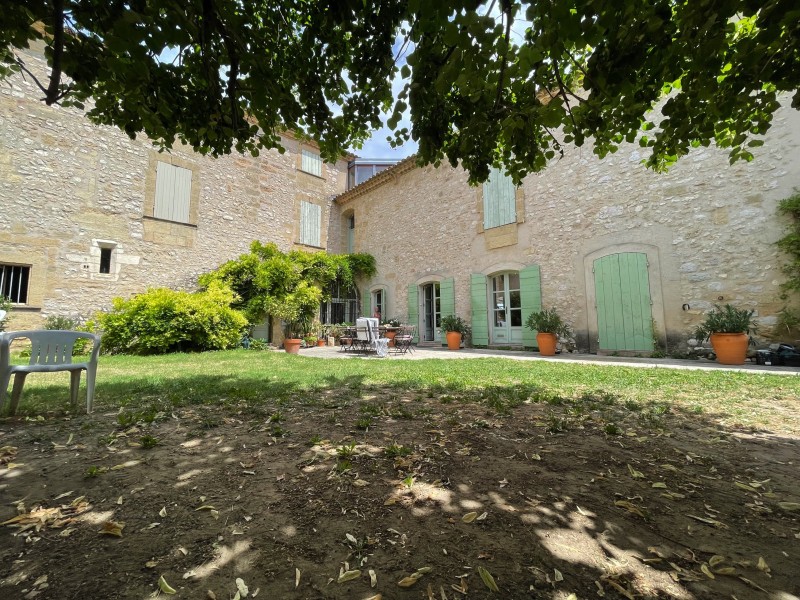 Changement de luminaire spot extérieur pour éclairer une façade sur Nîmes dans le Gard et alentours.