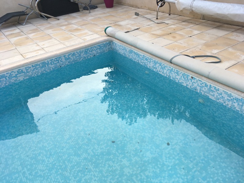 Rénovation piscine création de marche avec plage immergée en agglos maçonnés à Nîmes dans le Gard