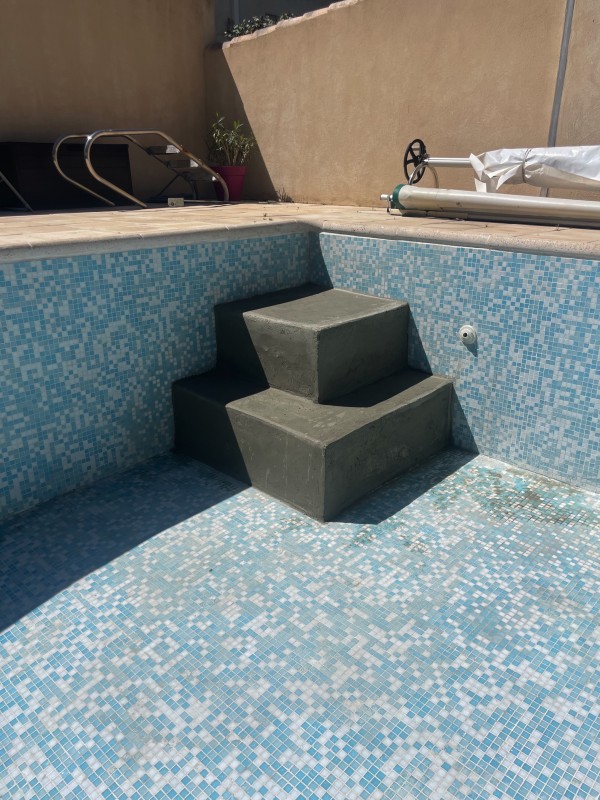 Rénovation piscine création de marche avec plage immergée en agglos maçonnés à Nîmes dans le Gard