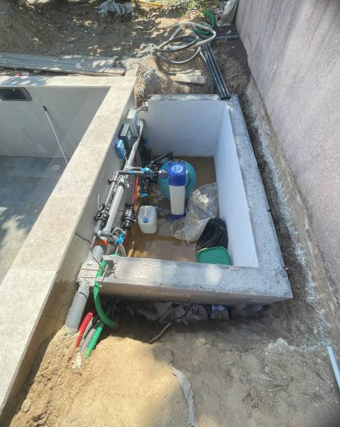 Installation du  local technique par  Maison Loucassie avec filtration à UV et pompe doseuse de PH à Congénies dans le Vaunage proche de Nîmes   