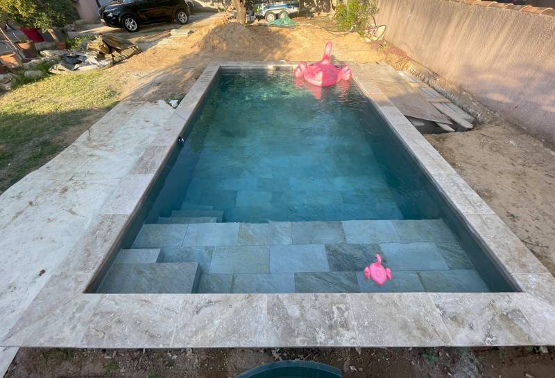 Construction d'une piscine avec carrelage imitation Bali réalisé par Maison Loucassie à Congénies dans le secteur Nîmes Vaunage dans le Gard 30